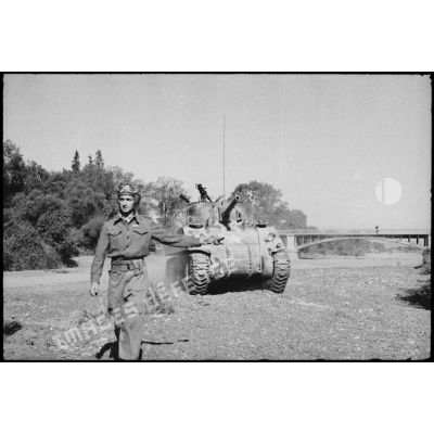 Un lieutenant, chef de char d'une unité blindée du CEF (corps expéditionnaire français), guide son char moyen Sherman M4 lors d'un entraînement dans une région désertique algérienne.