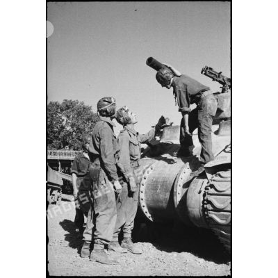 Concertation des membres d'équipage d'un char moyen Sherman M4 d'une unité blindée du CEF (corps expéditionnaire français) lors d'un entraînement de la grande unité.