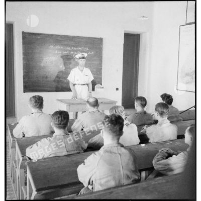 Un capitaine instructeur de l'école de l'Air de Marrakech dispense un cours magistral à des élèves officiers.