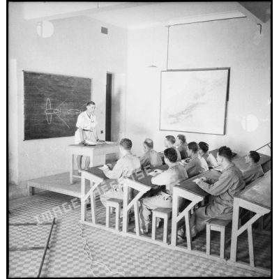 Un capitaine instructeur de l'école de l'Air de Marrakech dispense un cours magistral à des élèves officiers.