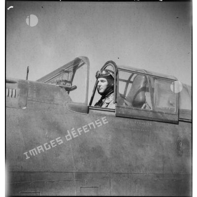 Portrait d'un pilote instructeur ou élève pilote de l'école de l'Air de Marrakech, aux commandes d'un avion de chasse Curtiss H-75 Hawk (ou P-36).