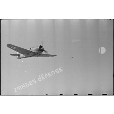 Chasseur Curtiss H-75 Hawk (ou P-36) de l'école de l'Air de Marrakech lors d'un vol d'instruction.