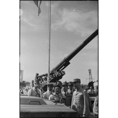 Le général d'armée Henri Giraud, commandant en chef civil et militaire et coprésident du CFLN (comité français de la Libération nationale), inspecte sur le port de Casablanca les installations et les chaînes de montage de matériel américain destiné au réarmement de l'armée française.