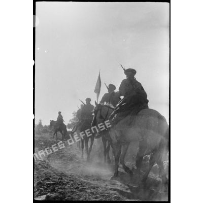 Peloton à cheval d'un groupe de tabors marocains en progression pendant une manoeuvre du CEF (corps expéditionnaire français).