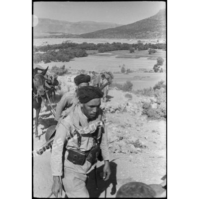 Mission de reconnaissance de goumiers marocains pendant une manoeuvre du CEF (corps expéditionnaire français).