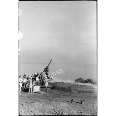 Tir d'un canon de 90 mm des FTA (forces terrestres antiaériennes) du CEF (corps expéditionnaire français) lors d'une manoeuvre.