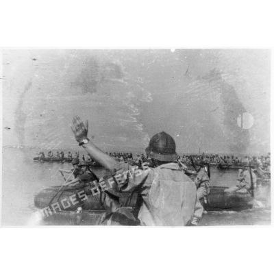 Des soldats du CEFI (corps expéditionnaire français en Italie) abordent une plage en bateaux pneumatiques lors d'un exercice de débarquement sur une plage.