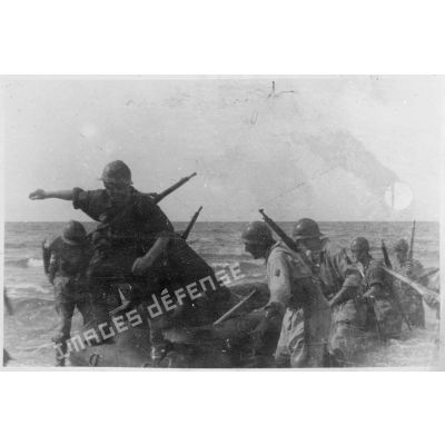 Des soldats du CEFI (corps expéditionnaire français en Italie) débarquent sur une plage en bateau pneumatique lors d'un exercice de débarquement sur une plage.