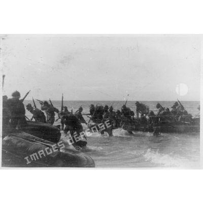 Des soldats du CEFI (corps expéditionnaire français en Italie) débarquent sur une plage en bateau pneumatique lors d'un exercice de débarquement sur une plage.