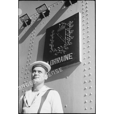 Portrait d'un quartier-maître de 1re classe à bord du croiseur Jeanne d'Arc, amarré dans le port d'Alger.