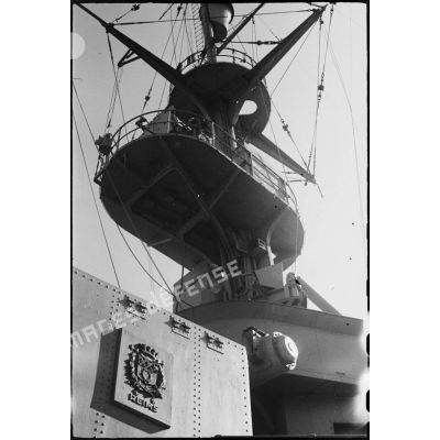 Contre-plongée sur la partie supérieure du poste de pilotage ou timonerie du croiseur Jeanne d'Arc, amarré dans le port d'Alger.
