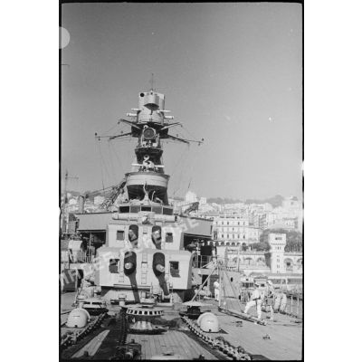 Le poste de pilotage et les deux tourelles doubles de canons de 155 mm sur la plage avant du croiseur Jeanne d'Arc, amarré dans le port d'Alger.