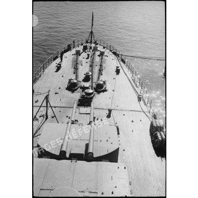 Plongée depuis le poste de pilotage sur les deux tourelles doubles de canons de 155 mm sur la plage arrière du croiseur Jeanne d'Arc, amarré dans le port d'Alger.