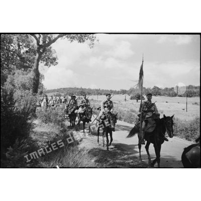 Goumiers d'un peloton à cheval du 4e GTM (groupe de tabors marocains) en progression lors d'une manoeuvre du CEF (corps expéditionnaire français).
