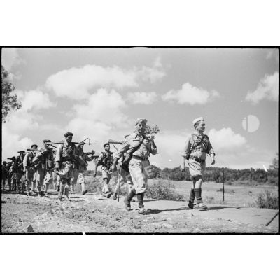 Marche d'entraînement pour des goumiers du 11e tabor du 4e GTM (groupe de tabors marocains) pendant une manoeuvre du CEF (corps expéditionnaire français).
