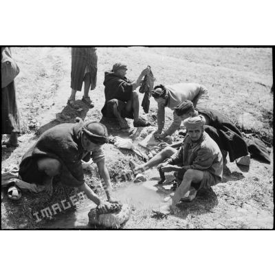 Des goumiers du 11e tabor du 4e GTM (groupe de tabors marocains) lavent leur linge pendant un moment de repos lors d'une manoeuvre du CEF (corps expéditionnaire français).
