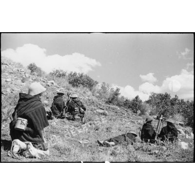 Des goumiers, servants d'une section de mortiers du 11e tabor du 4e GTM (groupe de tabors marocains), sont déployés en position de tir pendant une manoeuvre du CEF (corps expéditionnaire français).