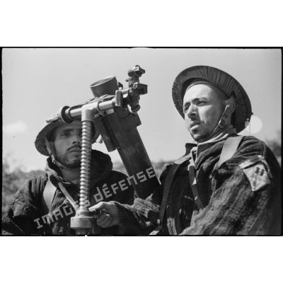 Portrait de goumiers, servants d'une section de mortiers du 11e tabor du 4e GTM (groupe de tabors marocains), déployés en position de tir pendant une manoeuvre du CEF (corps expéditionnaire français).