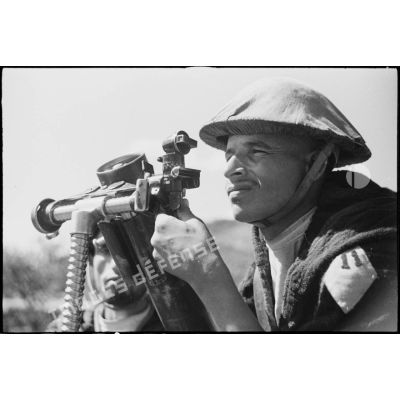 Portrait d'un goumier, servant d'une section de mortiers du 11e tabor du 4e GTM (groupe de tabors marocains), déployé en position de tir pendant une manoeuvre du CEF (corps expéditionnaire français).