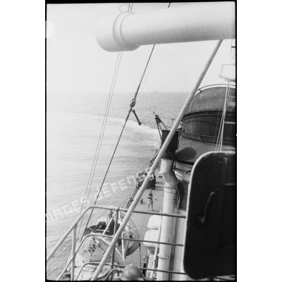 Sillage d'un navire d'escorte du convoi naviguant vers la Corse.