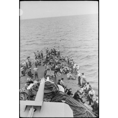 Vue en plongée sur des tirailleurs du 1er RTM (régiment de tirailleurs marocains) rassemblés sur le pont avant d'un torpilleur ou contre-torpilleur à destination de la Corse.