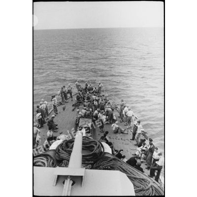 Vue en plongée sur des tirailleurs du 1er RTM (régiment de tirailleurs marocains) rassemblés sur le pont avant d'un torpilleur ou contre-torpilleur à destination de la Corse.