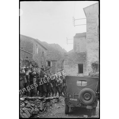 Des brancardiers de l'armée italienne se rassemblent dans une rue de Murato pour participer aux secours dans les zones de combat.