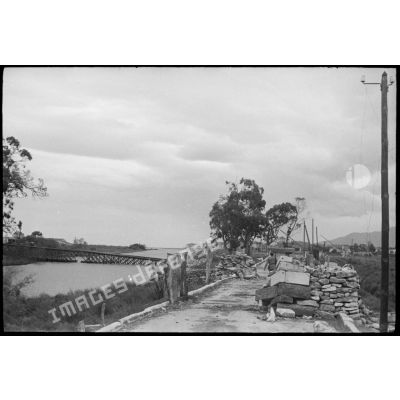 Un pont à structure métallique détruit par les Allemands sur le fleuve côtier Aliso, dans les environs de Saint-Florent.