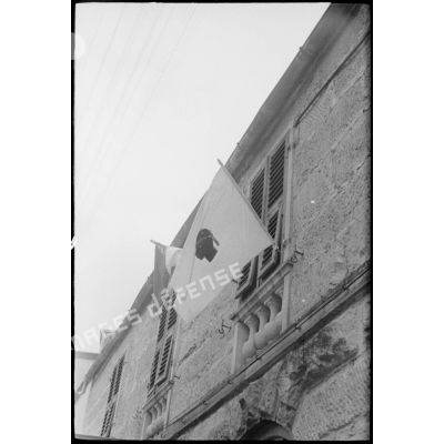 Une maison de la commune de Saint-Florent, qui vient d'être libérée, est pavoisée avec les drapeaux français et corse.