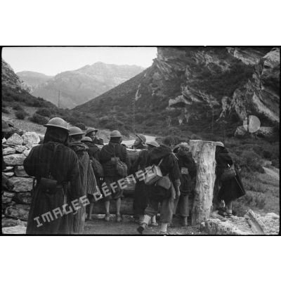 Des goumiers du 2e GTM (groupe de tabors marocains) déplacent un obstacle antichar mis en place par les Allemands sur une route menant vers Patrimonio ou le col de Teghime.