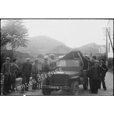 Des habitants du village de Patrimonio accueillent l'équipage d'une jeep Ford GPW (probablement du 4e régiment de spahis marocains).