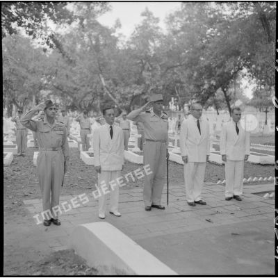 Dans un cimetière d'Hanoï, le général de Castries, M. le Gouverneur du Nord-Vietnam, le général Cogny, M. Bordaz et M. Compain rendent les honneurs aux soldats morts en Indochine.