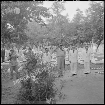 Dans un cimetière d'Hanoï, le général de Castries, M. le Gouverneur du Nord-Vietnam, le général Cogny, M. Bordaz et M. Compain rendent les honneurs aux soldats morts en Indochine.