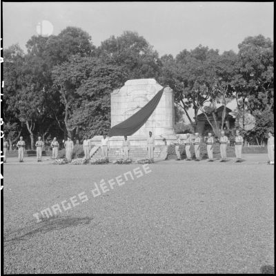 Les soldats du CEFEO (Corps expéditionnaire français en Extrême-Orient) devant un monument aux morts.