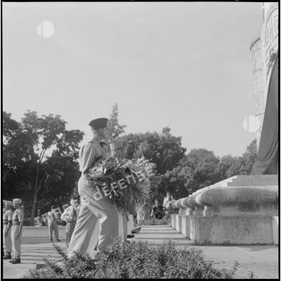 Dépot de gerbes de fleurs au pied du monument aux morts du square René Robin.