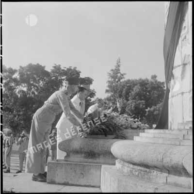 Le général de Castries, M. le Gouverneur du Nord-Vietnam, le général Cogny, M. Bordaz et M. Compain déposent des gerbes de fleurs au pied du monument aux morts du square René Robin.
