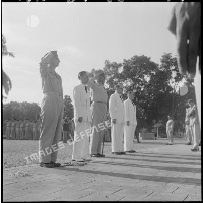 Le général de Castries, M. le Gouverneur du Nord-Vietnam, le général Cogny, M. Bordaz et M. Compain devant le monument aux morts du square René Robin.