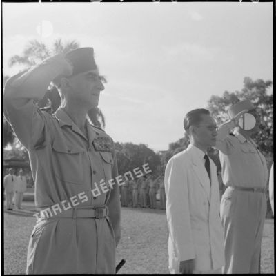 Le général de Castries, M. le Gouverneur du Nord-Vietnam et le général Cogny devant le monument aux morts du square René Robin.