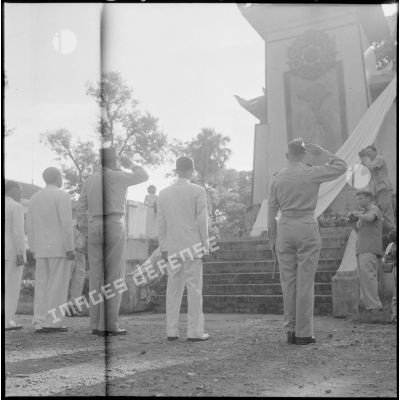 Le général de Castries, M. le Gouverneur du Nord-Vietnam, le général Cogny, M. Bordaz et M. Compain devant un monument aux morts.