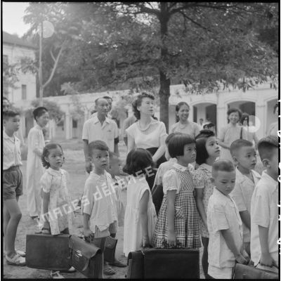 Des élèves et leurs parents, dans la cour du lycée Albert Sarraut, le jour de la rentrée des classes.
