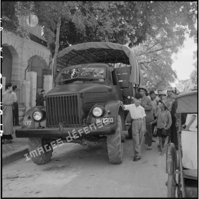 Un véhicule militaire des troupes du Viêt-minh dans une rue d'Hanoï.