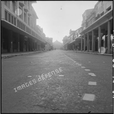 Une rue déserte à la suite de l'exode de la population d'Hanoï.