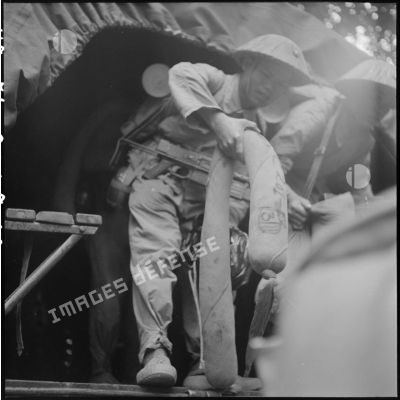Soldats de l'APVN (Armée populaire vietnamienne) descendant d'un camion.