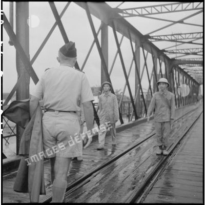 Rencontre de soldats de l'APVN (Armée populaire vietnamienne) et d'un officier du CEFEO (Corps expéditionnaire français en Extrême-Orient) sur le pont Paul-Doumer (aujourd'hui Long Biên).