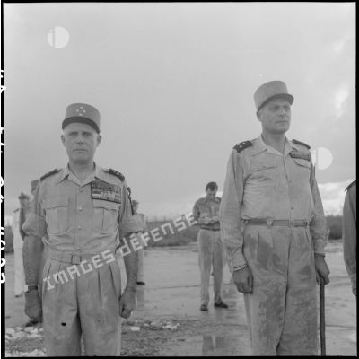 Le général Salan (à gauche) et le général Cogny (à droite) sur un aérodrome d'Hanoï.