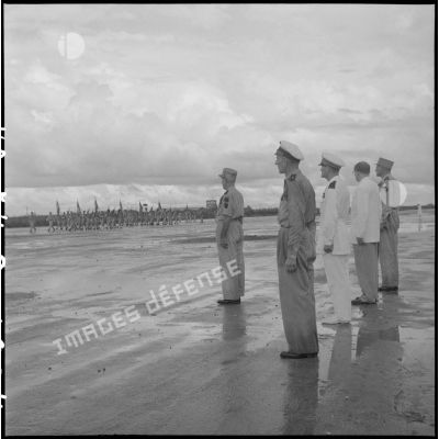 Les autorités militaires sur un aérodrome d'Hanoï avant leur départ du Vietnam.
