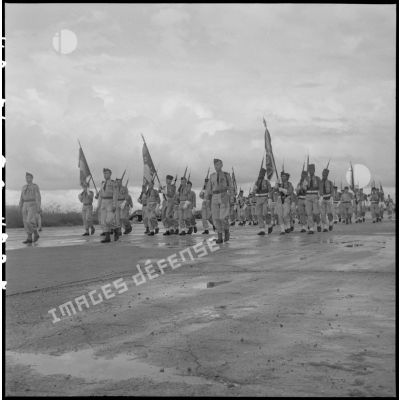 Les troupes du CEFEO (Corps expéditionnaire français en Extrême-Orient) sur un aérodrome d'Hanoï avant leur départ du Vietnam.<br>