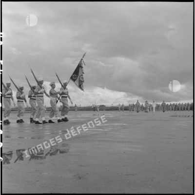 Troupe du CEFEO (Corps expéditionnaire français en Extrême-Orient) défilant sur un aérodrome d'Hanoï devant les autorités militaires.