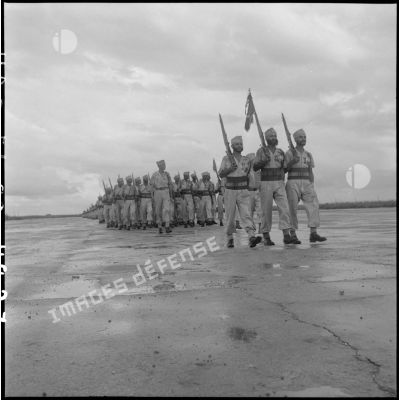 Régiment de spahis défilant sur un aérodrome d'Hanoï.