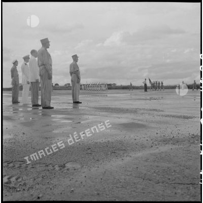 Sur un aérodrome d'Hanoï, les autorités militaires et civiles regardent défiler les troupes du CEFEO (Corps expéditionnaire français en Extrême-Orient).
